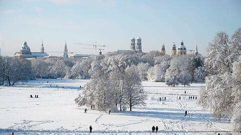 Winter im Englischen Garten in München. Bis es weiß aussieht, wird es noch etwas dauern. Aber die ersten Flocken sollen schon heute fallen.