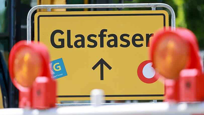 Hier wird Glasfaser verlegt, wie an einem Schild in Erfurt zu erkennen ist.