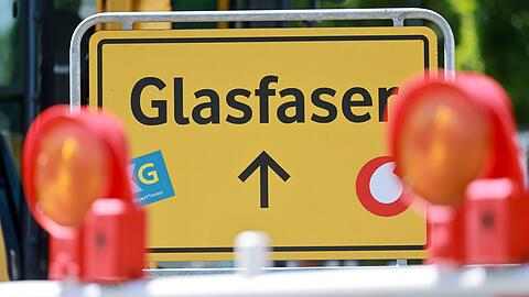 Hier wird Glasfaser verlegt, wie an einem Schild in Erfurt zu erkennen ist.