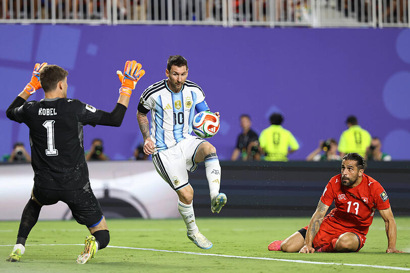 Spielt mit 39 Jahren eine famose WM: Lionel Messi (M.). Spielt mit 39 Jahren eine famose WM: Lionel Messi (M.).