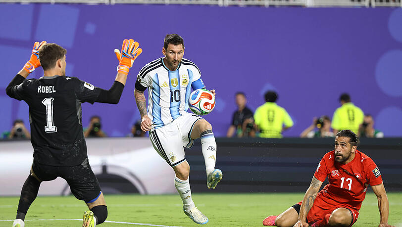 Spielt mit 39 Jahren eine famose WM: Lionel Messi (M.). Spielt mit 39 Jahren eine famose WM: Lionel Messi (M.).