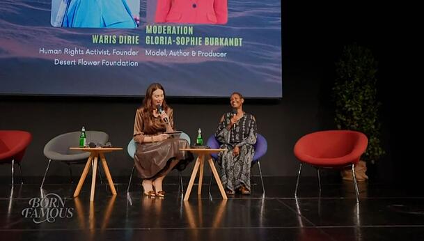Zwischen Gloria-Sophie Burkandt (links) und ihrer Gespr&auml;chspartnerin Waris Dirie liegt Spannung in der Luft.