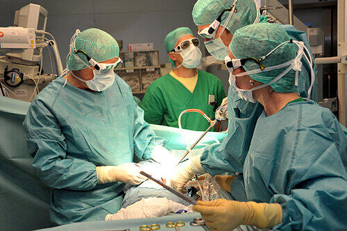 Operation im Nürnberger Klinikum: Für die medizinische Versorgung kann das Krankenhaus immer weniger abrechnen.