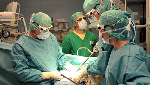Operation im Nürnberger Klinikum: Für die medizinische Versorgung kann das Krankenhaus immer weniger abrechnen. Operation im Nürnberger Klinikum: Für die medizinische Versorgung kann das Krankenhaus immer weniger abrechnen.
