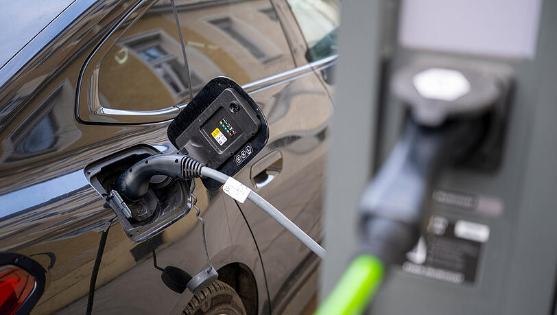 Ein Elektroauto hängt an einer Ladesäule. Von denen gibt es in München knapp 1180 je 100 Quadratkilometer. Ein Elektroauto hängt an einer Ladesäule. Von denen gibt es in München knapp 1180 je 100 Quadratkilometer.