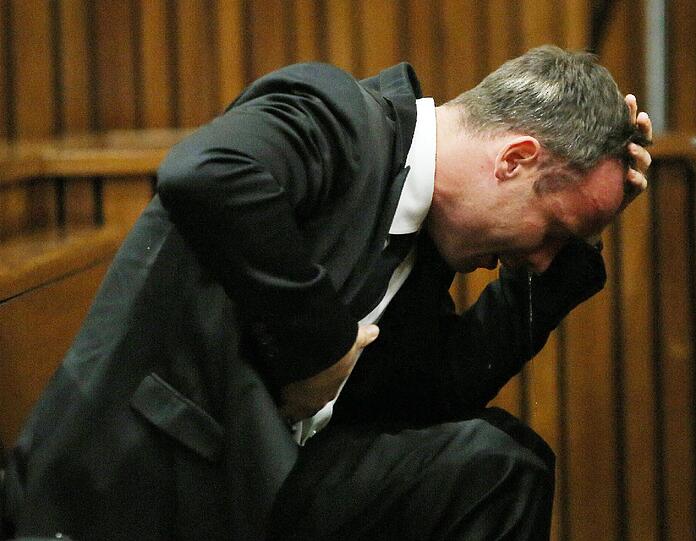 Die Vorwürfe gegen den einstigen Vorzeige-Paralympioniken Oscar Pistorius wiegen schwer: Der "Blade Runner" soll seine Freundin Reeva Steenkamp am 14. Februar 2013 bewusst und vorsätzlich durch die geschlossene Badezimmertür erschossen haben. Der Angeklagte seinerseits behauptet, er habe hinter der Tür einen Einbrecher vermutet und sich und Steenkamp schützen wollen. Seit 7. April steht der 27-Jährige vor Gericht.