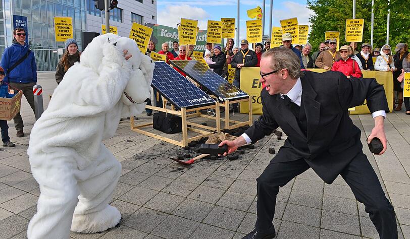 Vor Beginn der ersten Thüringer Klimakonferenz am 12.05.2014 in Erfurt (Thüringen) protestieren Demonstranten des Campact e.V. gegen eine sogenannte "Sonnensteuer".