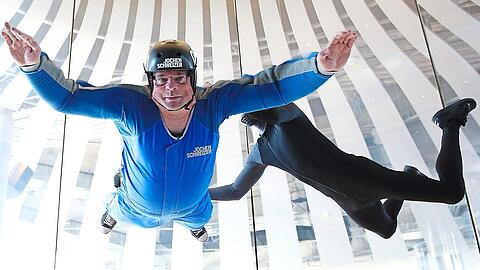 Alles für sein Projekt: der Videokünstler und Fotograf Felix Hörhager beim Bodyflying in der Jochen-Schweizer-Arena.