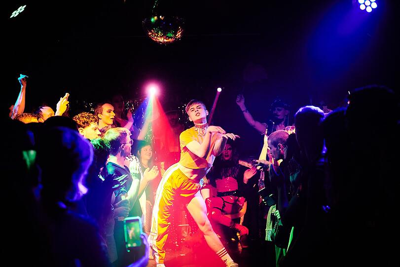 Auf dem rauschenden Ball im Folks Club wird Liebe und Vielfalt gefeiert.