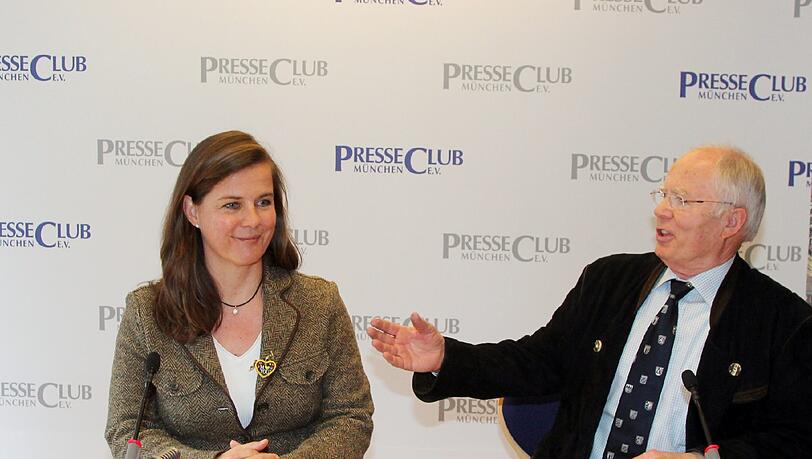 Geraldine Knudson stellt sich vor: Hier im Münchner Presseclub. Geraldine Knudson stellt sich vor: Hier im Münchner Presseclub.