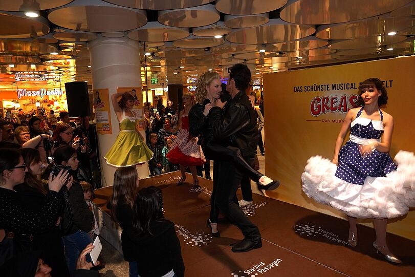 Das Deutsche Theater gibt im Stachus-Untergeschoss eine Kostprobe des Musicals "Grease" - die Bilder.