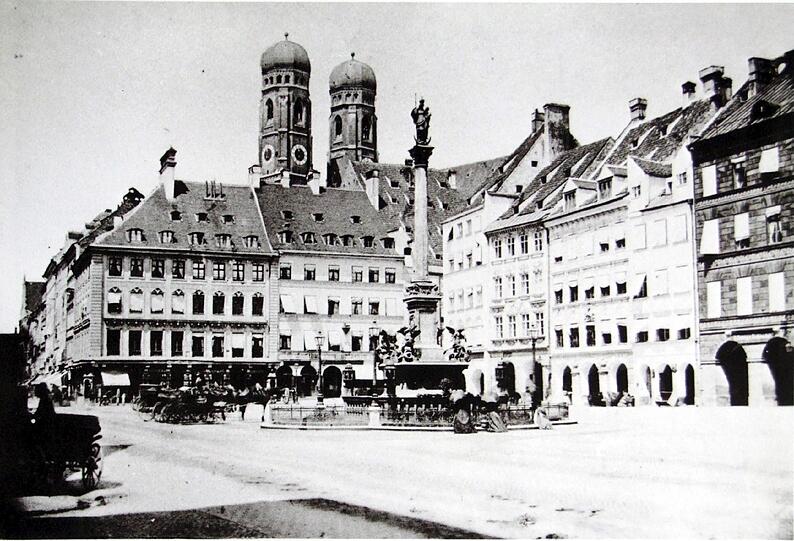 100 Meter lang, 50 Meter breit: So klein ist der seit 1315 bezeugte Marktplatz, der erst seit 1854 Marienplatz heißt. Dieses Fotos zeigt ihn im Jahre 1865 (noch ohne Neues Rathaus), ...
