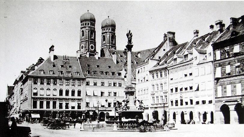 100 Meter lang, 50 Meter breit: So klein ist der seit 1315 bezeugte Marktplatz, der erst seit 1854 Marienplatz heißt. Dieses Fotos zeigt ihn im Jahre 1865 (noch ohne Neues Rathaus), ... 100 Meter lang, 50 Meter breit: So klein ist der seit 1315 bezeugte Marktplatz, der erst seit 1854 Marienplatz heißt. Dieses Fotos zeigt ihn im Jahre 1865 (noch ohne Neues Rathaus), ...