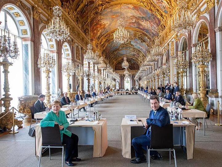 Unter der Leitung von Markus Söder findet mit Kanzlerin Merkel auf der Insel Herrenchiemsee die Sitzung des bayerischen Kabinetts in der Spiegelgalerie des Neuen Schlosses statt.