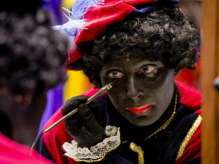 Eine Frau schminkt sich als "Zwarte Piet" - ein Thema, das in den Niederlanden mittlerweile zu erbitterten Rassismus-Debatten führt.
