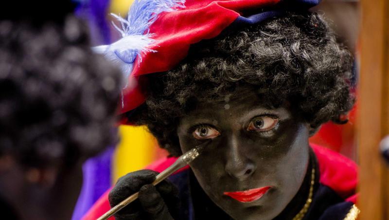 Eine Frau schminkt sich als "Zwarte Piet" - ein Thema, das in den Niederlanden mittlerweile zu erbitterten Rassismus-Debatten führt. Eine Frau schminkt sich als "Zwarte Piet" - ein Thema, das in den Niederlanden mittlerweile zu erbitterten Rassismus-Debatten führt.
