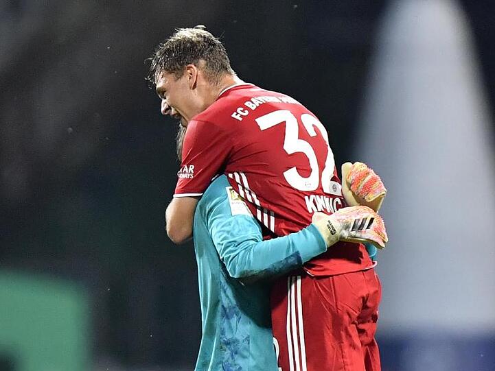 Bayerns Torhüter Manuel Neuer und Joshua Kimmich (r) freuen sich schon jetzt auf die Meisterschale.