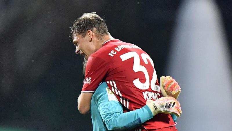 Bayerns Torhüter Manuel Neuer und Joshua Kimmich (r) freuen sich schon jetzt auf die Meisterschale. Bayerns Torhüter Manuel Neuer und Joshua Kimmich (r) freuen sich schon jetzt auf die Meisterschale.