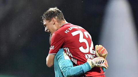 Bayerns Torhüter Manuel Neuer und Joshua Kimmich (r) freuen sich schon jetzt auf die Meisterschale.