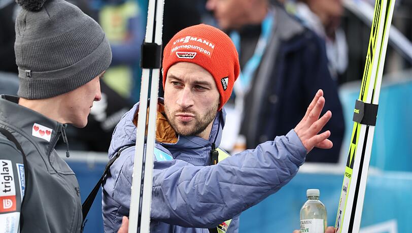 Markus Eisenbichler (r, Deutschland) unterhält sich nach seinem Sprung mit Domen Prevc (Slowenien).