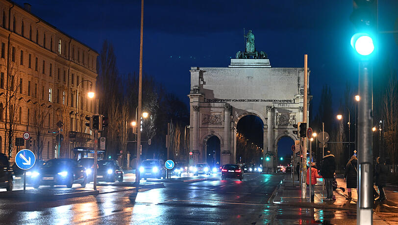 Vor knapp einem Jahr sollen vier junge Männer laut der Staatsanwaltschaft München I an einem illegalen Straßenrennen auf dem Frankfurter Ring und der Leopoldstraße teilgenommen haben. Vor knapp einem Jahr sollen vier junge Männer laut der Staatsanwaltschaft München I an einem illegalen Straßenrennen auf dem Frankfurter Ring und der Leopoldstraße teilgenommen haben.