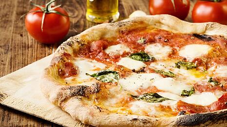 Ein d&uuml;nner und luftiger Teig zeichnet eine Pizza Neapolitana aus. Die beste Pizza der Welt kommt aber nicht aus Neapel.