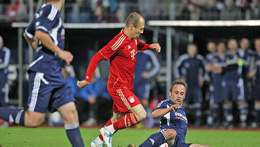Abgegrätscht: Ein Hobbyfußballer nimmt Bayerns Star Arjen Robben die Kugel ab. Abgegrätscht: Ein Hobbyfußballer nimmt Bayerns Star Arjen Robben die Kugel ab.