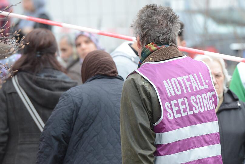 Die Angehörigen der acht Toten werden nach dem Großbrand von Seelsorgern betreut.