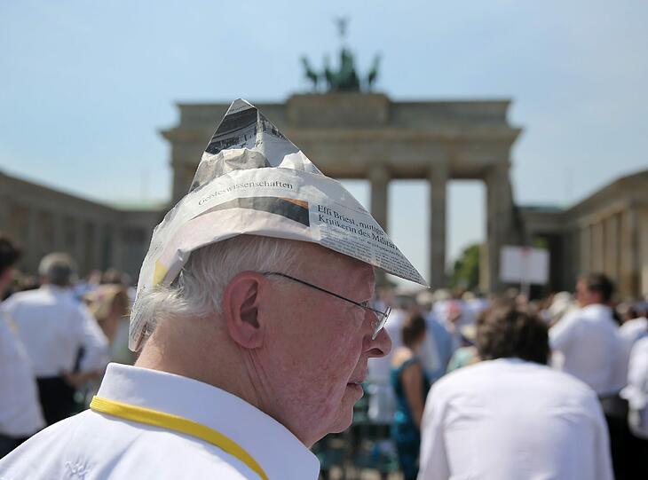 Warten auf Barack Obama: Am Brandenburger warten die geladenen Gäste gespannt auf die Rede von Barack Obama. Die Bilder zum Durchklicken!
