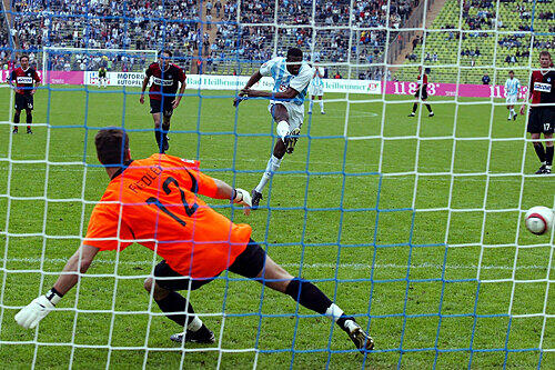 15.05.04: Der eingewechselte Francis Kioyo vergibt in der 90. Minute einen Elfmeter gegen die Hertha. Ein folgenschwerer Schuss...