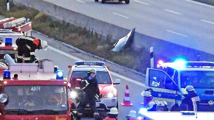Abgerissene Motorhaube und Vorderrad, umherfliegende Fahrzeugteile - der Audi hat sich mehrfach überschlagen, bevor er zum Stehen kam.