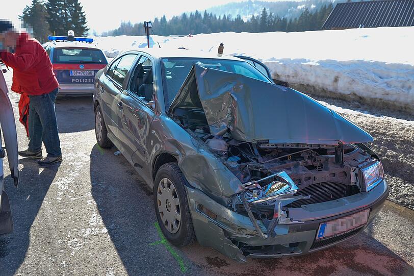 Bei einem Unfall mit einer Kutsche auf der Leutascher Straße in Reith bei Seefeld wurden vier Menschen verletzt. Die Bilder vom Unfallort.