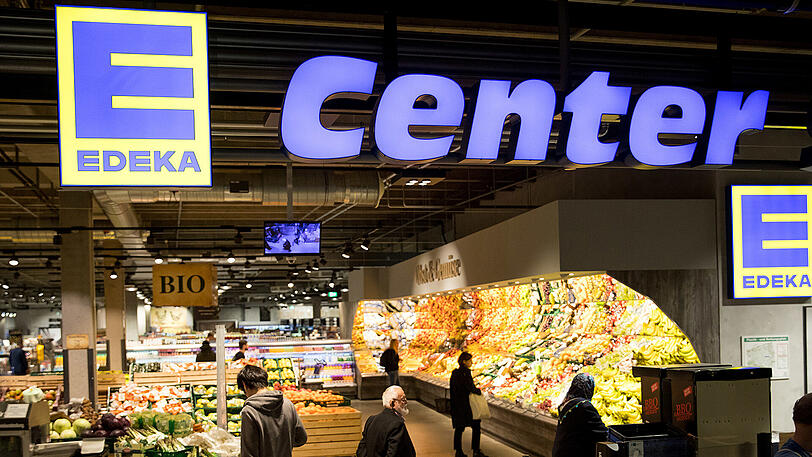 Edeka &ndash; Sie dachten, Rewe sei kompliziert? Dann entschlüsseln Sie doch mal Edeka. Denn diese Abkürzung steht für "Einkaufsgenossenschaft der Kolonialwarenhändler (im Halleschen Torbezirk zu Berlin)".