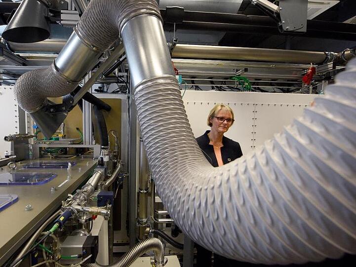 Karliczek (CDU), Ministerin für Forschung bei ihrem Besuch im Zentrum für Wasserstoffforschung Baden-Württemberg. Foto: Stefan Puchner/Archiv