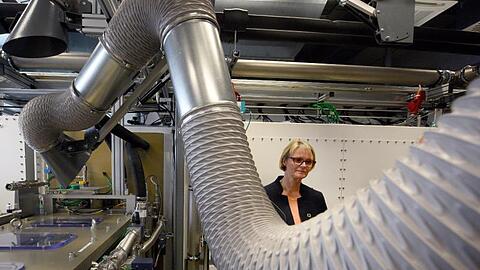 Karliczek (CDU), Ministerin für Forschung bei ihrem Besuch im Zentrum für Wasserstoffforschung Baden-Württemberg. Foto: Stefan Puchner/Archiv