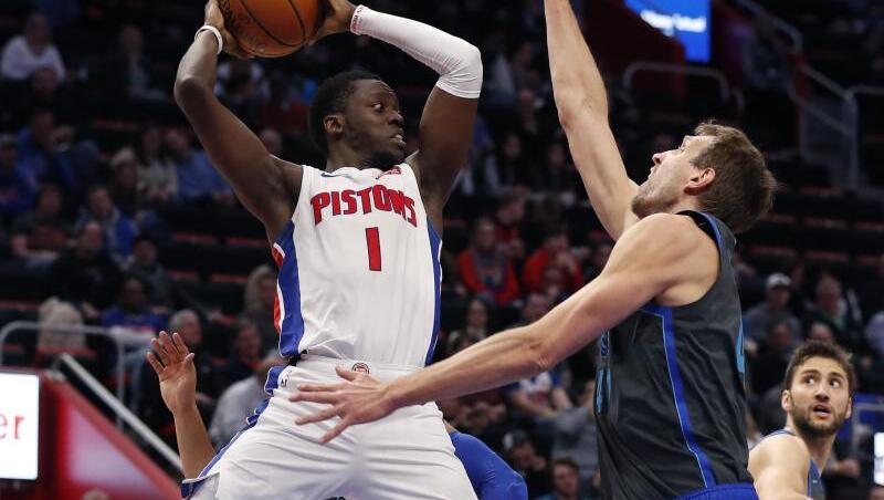 Dirk Nowitzki (r) und Co. verspielten in Detroit am Ende die Führung. Dirk Nowitzki (r) und Co. verspielten in Detroit am Ende die Führung.