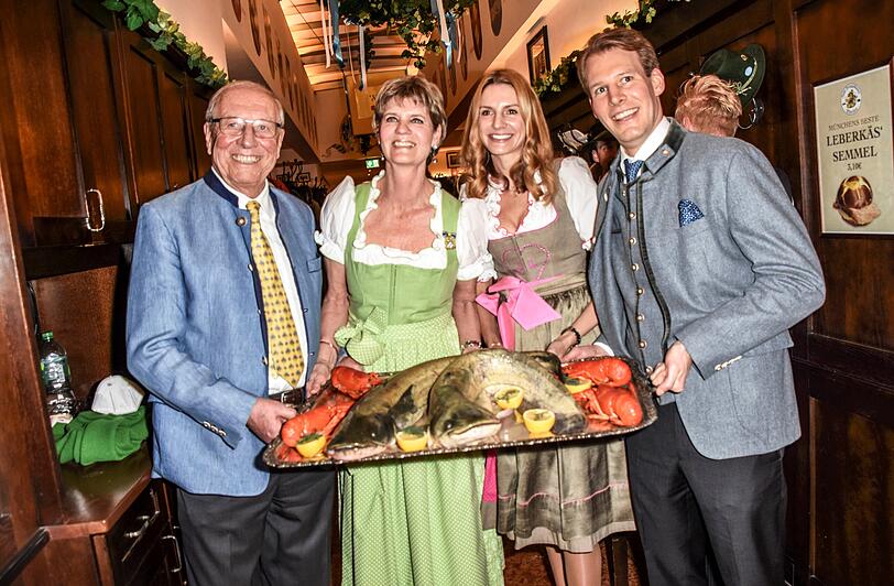 Eduard und Petra Reinbold mit Sohn Matthias und Frau Anastasia.