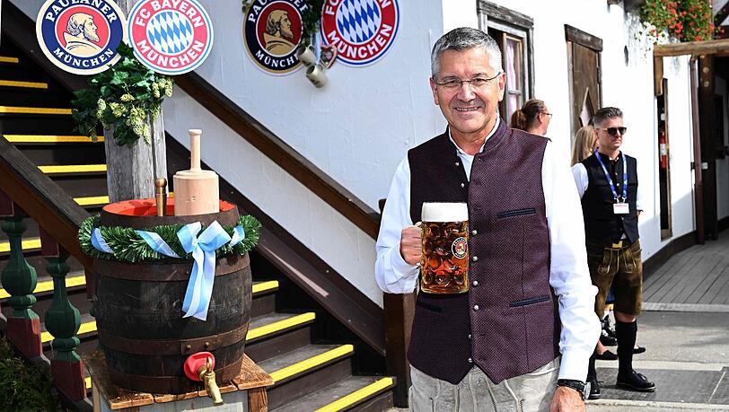 Pr&auml;sident Herbert Hainer gibt den Partybefehl.