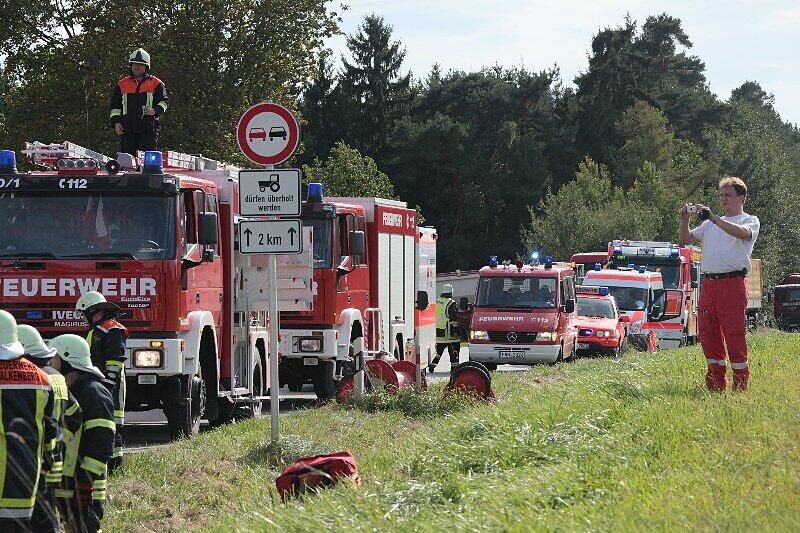 Drei Menschen tot, darunter ein 13-jähriger Junge, ein Kleinkind schwer verletzt: Zwei Autos waren bei einem Überholmanöver am Montagnachmittag frontal miteinander zusammengestoßen, wie die Polizei mitteilte. Die B20 war zunächst komplett gesperrt. Die Bilder vom schrecklichen Unfall.