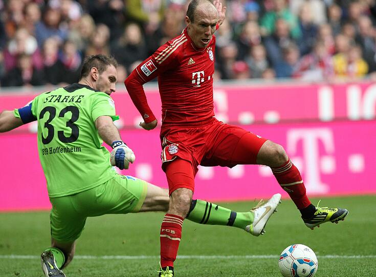 4:0 (29. Minute):  Jetzt ist wieder Arjen Robben dran. Ribéry spielt perfekt einen Pass in die Gasse. Robben ist frei und lässt den aus dem Tor gekommenen Starke aussteigen.
