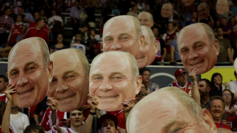 Irre Aktion beim Bayern-Basketball: Im Fanblock tauchen plötzlich große Uli-Hoeneß-Köpfe auf. Die Bilder von der Aktion.