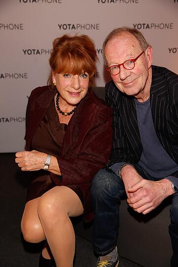 Hannelore Hoger mit Begleitung.