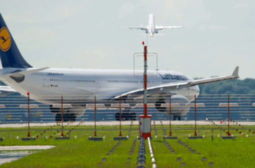 Ein Flugzeug rollt zu einer der zwei Startbahnen am Airport im Erdinger Moos. Am Mittwoch fällt das Urteil zur geplanten dritten Bahn.