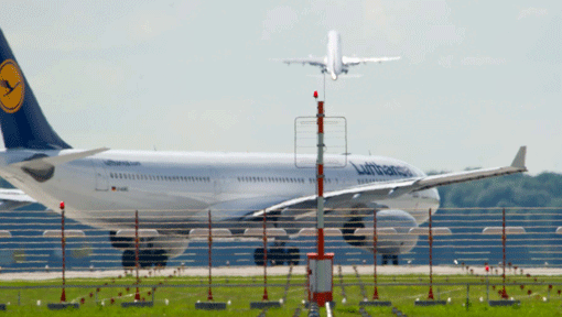 Ein Flugzeug rollt zu einer der zwei Startbahnen am Airport im Erdinger Moos. Am Mittwoch fällt das Urteil zur geplanten dritten Bahn. Ein Flugzeug rollt zu einer der zwei Startbahnen am Airport im Erdinger Moos. Am Mittwoch fällt das Urteil zur geplanten dritten Bahn.