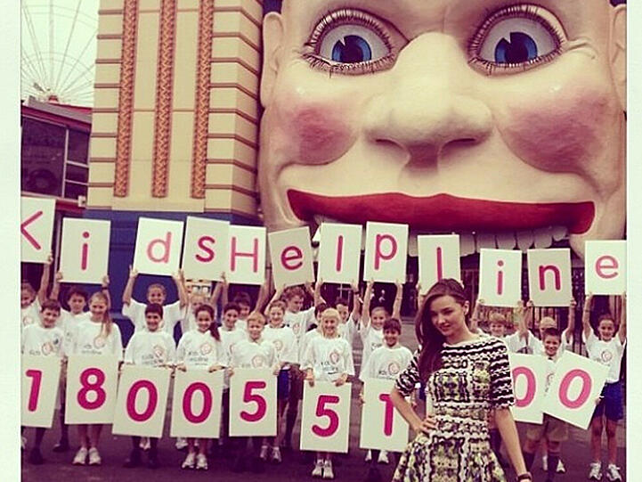 Miranda Kerr promotet zusammen mit vielen Kids das neue Projekt "Kids Helpline"