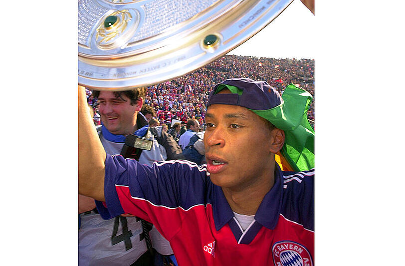20. Mai 2000: Zwar findet auch am 34. Spieltag ein Spiel im Münchner Olympiastadion statt, ganz München schaut aber nur auf das wenige Kilometer entfernte Unterhaching. Bayern muss gegen Bremen gewinnen, führt auch nach 16 Minuten bereits mit 3:0, aber die entscheidende Partie findet im Sportpark statt. Dort gastiert Bayer Leverkusen und die Bayern benötigen Unterstützung der Unterhachinger. Und die tritt auch ein. Die Spielvereinigung schlägt Bayer mit 2:0 und schießt die Bayern damit zum Titel.