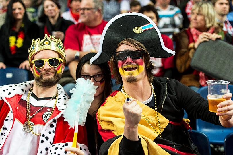Schrille Outfits, skurrile Masken, schräge Typen, ausgelassene Stimmung: Bei der Handball-Europameisterschaft geben die Fans für ihre Teams tatsächlich alles. Die Bilder aus Polen...