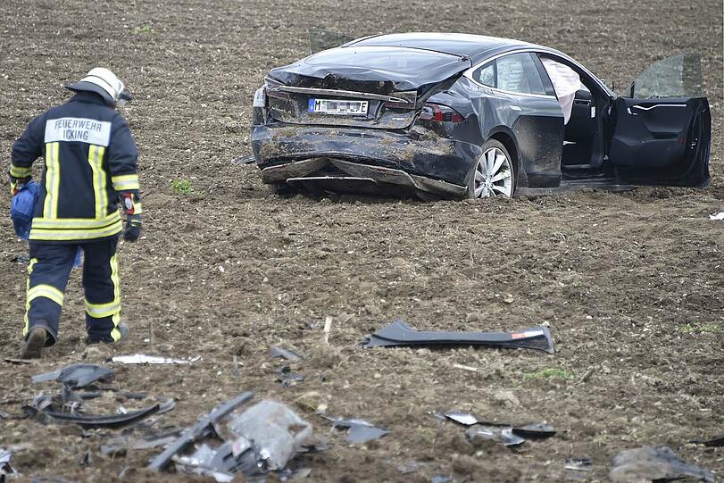 Der 100.000 Euro teure Tesla überschlug sich und blieb auf einem Acker liegen.