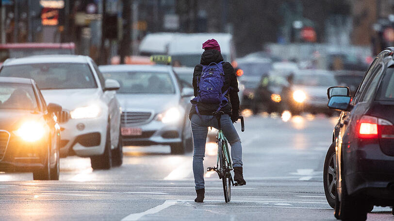 Das Auto scherte so nah an dem Radler wieder ein, dass der Fahrradfahrer stürzte. (Symbolbild)