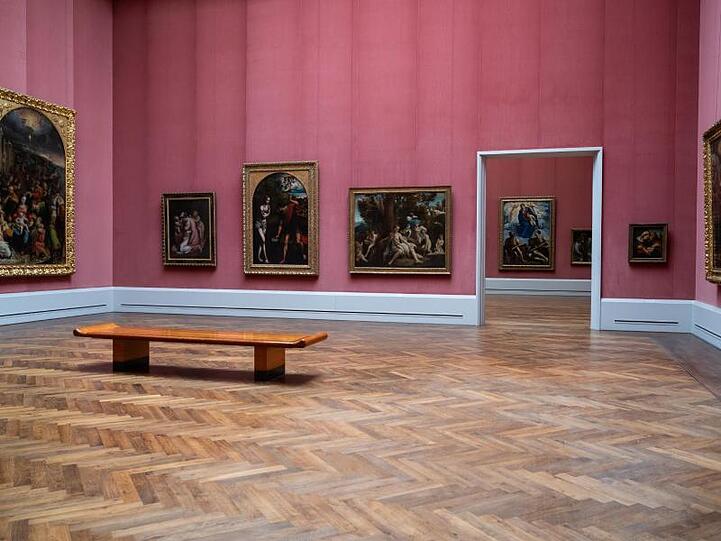 In einem Raum in der Gemäldegalerie sind keine Besucher, weil das Museum wegen des Coronavirus geschlossen ist.